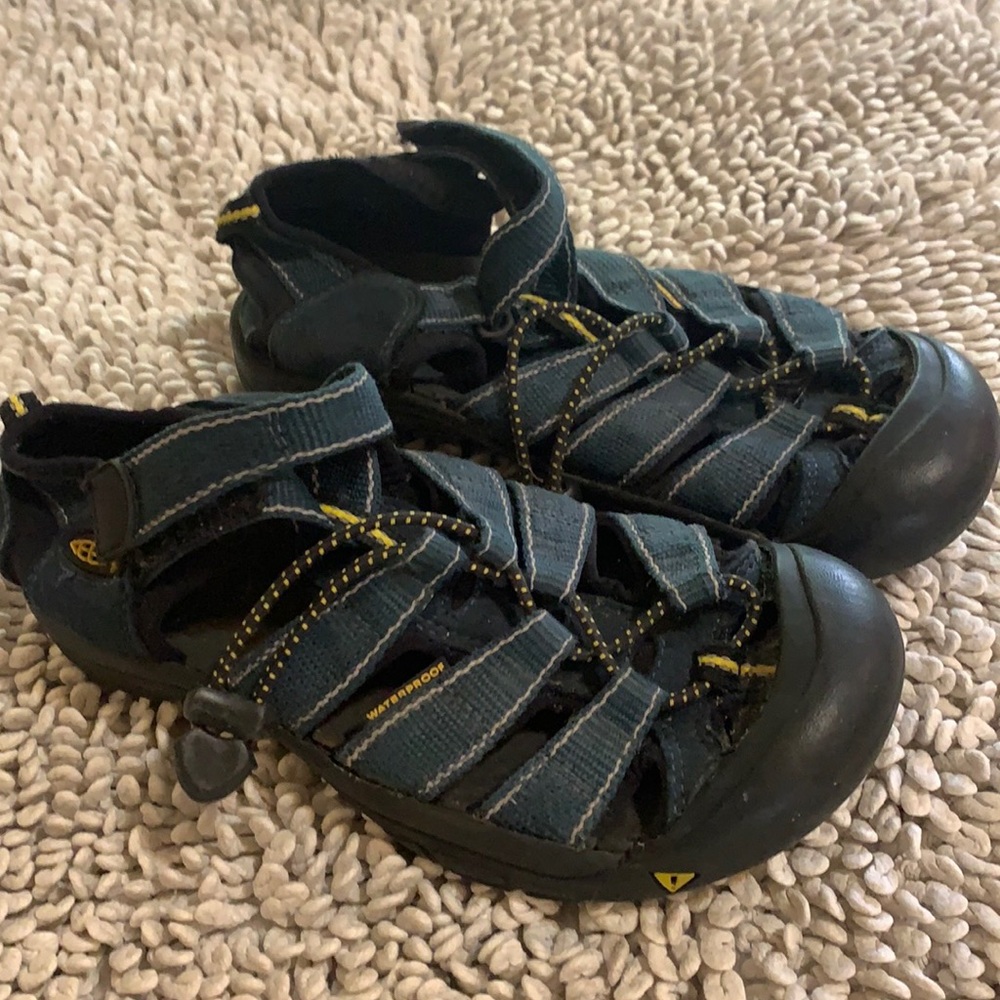 Keen Kids Dark Blue size 4